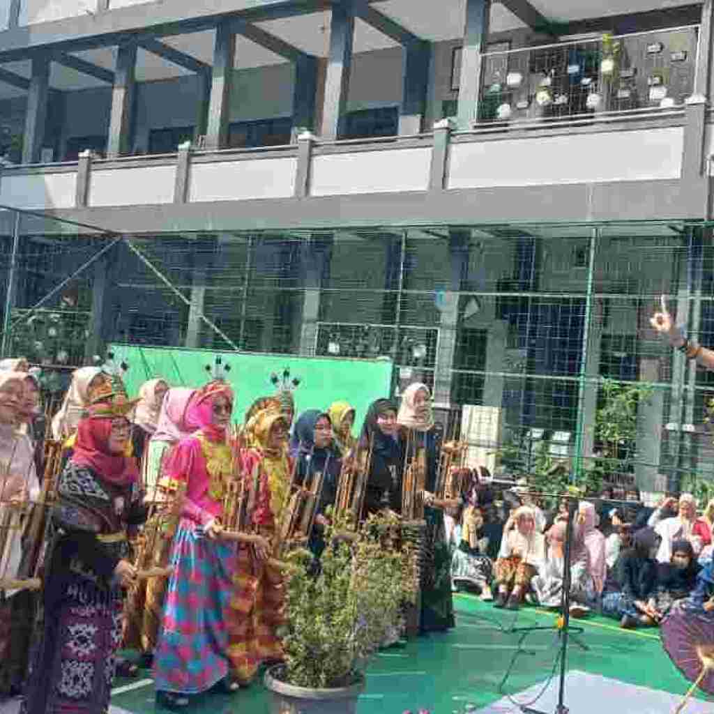 Harmoni Angklung Warnai Peringatan Hari Kartini di SMA Negeri 5 Tasikmalaya