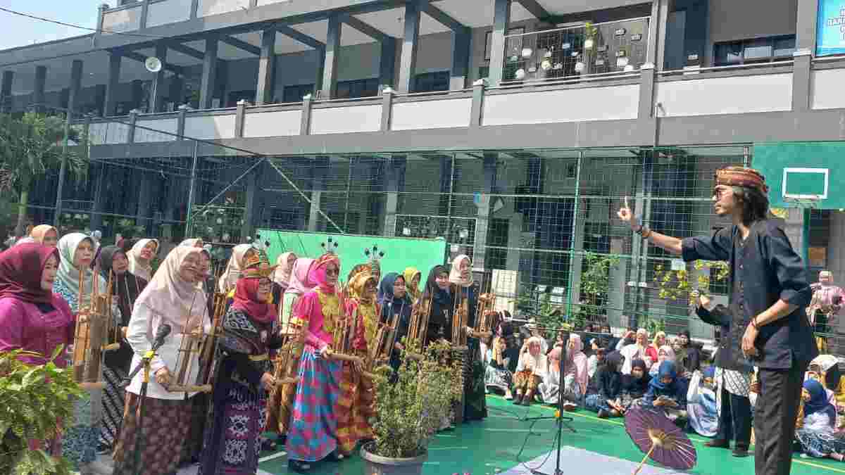 Harmoni Angklung Warnai Peringatan Hari Kartini di SMA Negeri 5 Tasikmalaya