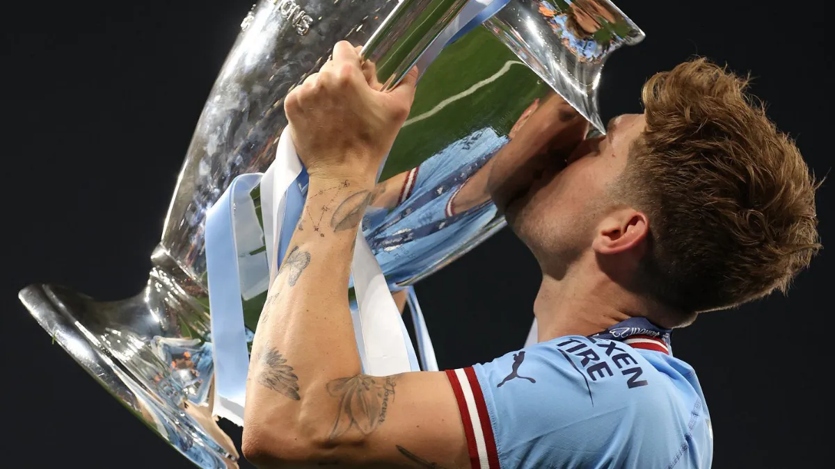 John Stones Resmi Cabut dari Man City