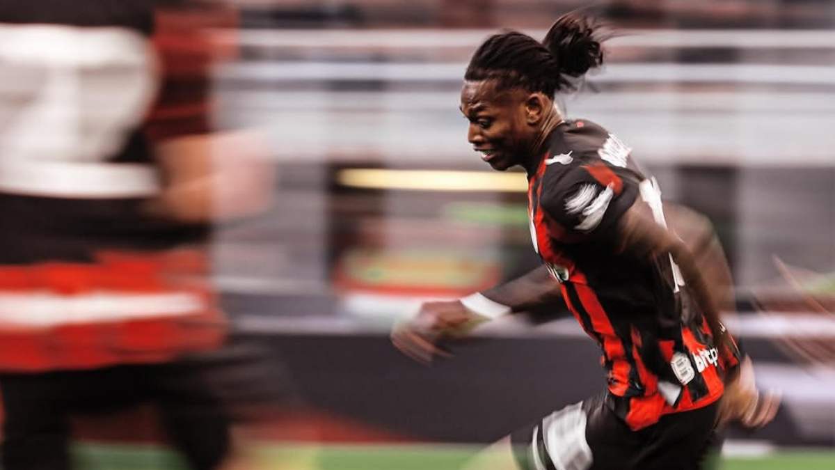 Siul Ejekan Menggema untuk Leao di San Siro