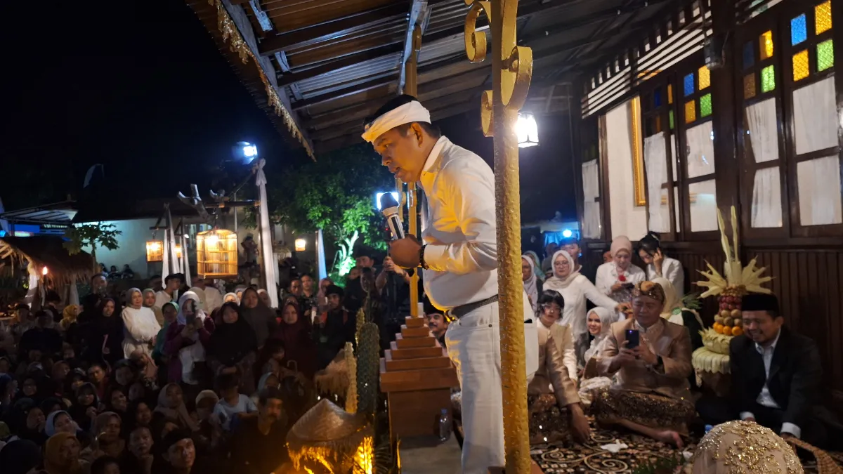 KDM Dorong Warga Cijeler Sumedang Lestarikan Rumah Bambu dan Kayu