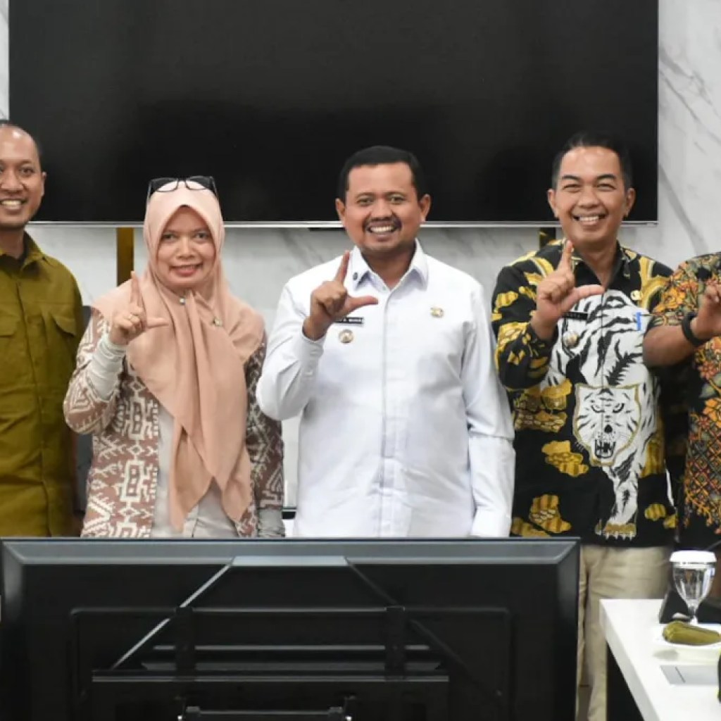 Bupati Dony Serahkan Bantuan Audio Visual untuk KIM, Dorong Penyebaran Informasi Positif di Sumedang
