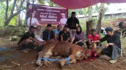 Yoshua Sirait Salurkan Hewan Kurban di Sumedang