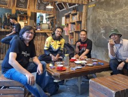 Budayawan Tasikmalaya Bahas Rencana Bedah Buku Puisi Mantra Nonton TV dalam Forum Ngopi Sore
