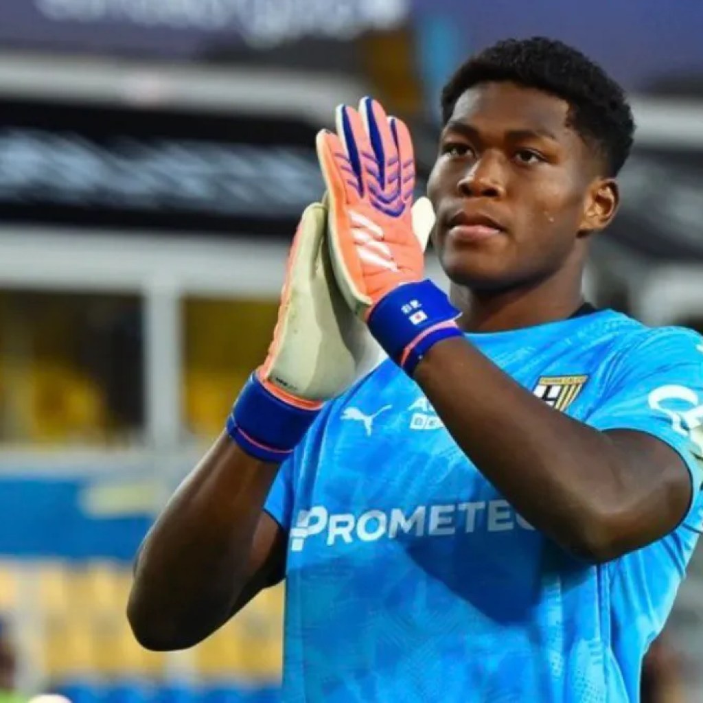 Juventus dan PSG Rebutan Kiper Parma Zion Suzuki