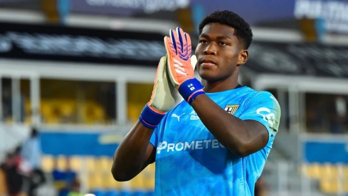 Juventus dan PSG Rebutan Kiper Parma Zion Suzuki