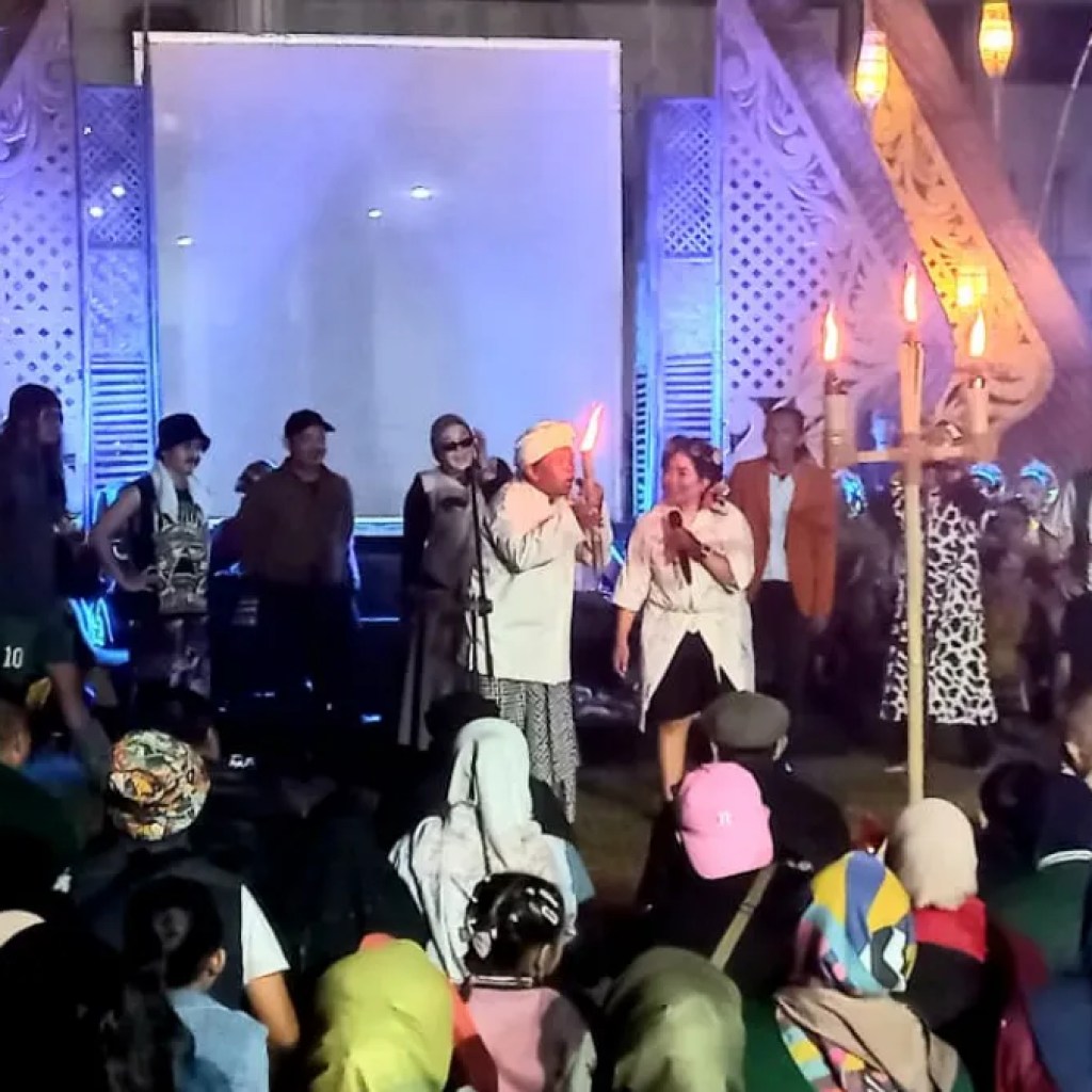 Longser Tamu Agung Meriahkan Balai Kota Tasikmalaya, Sajikan Komedi Satire Sarat Kritik Sosial