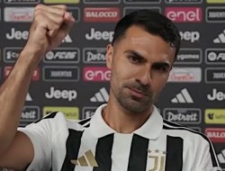 Alasan Zeki Çelik Gabung Juventus: Terbaik!