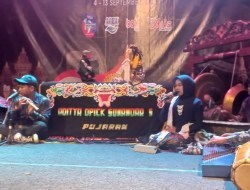 Dalang Anom Aditya Opick Sunandar Sunarya Pukau Penonton di Malam Puncak Pasanggiri Jaipongan Kala Darma