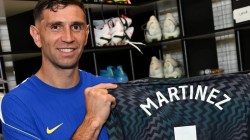 Dibu Martínez Pede Pakai Nomor 1 di Chelsea
