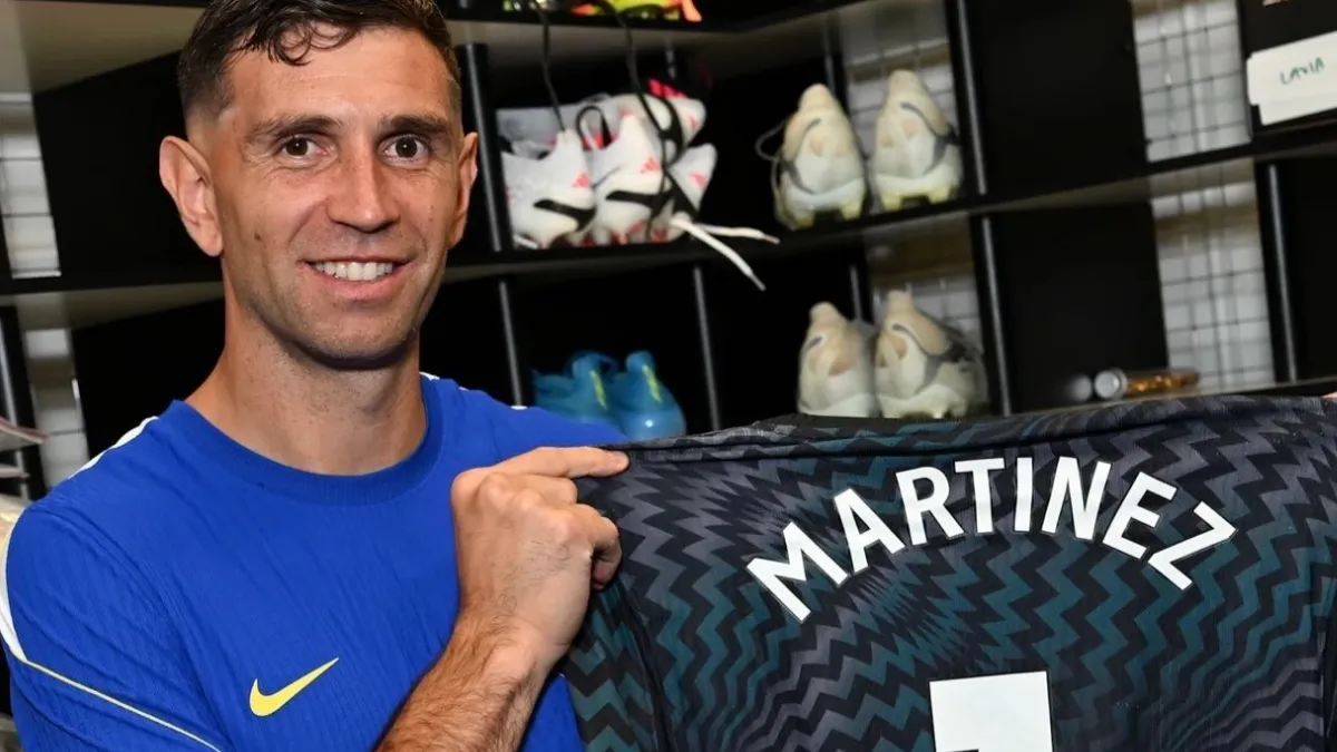 Dibu Martínez Pede Pakai Nomor 1 di Chelsea
