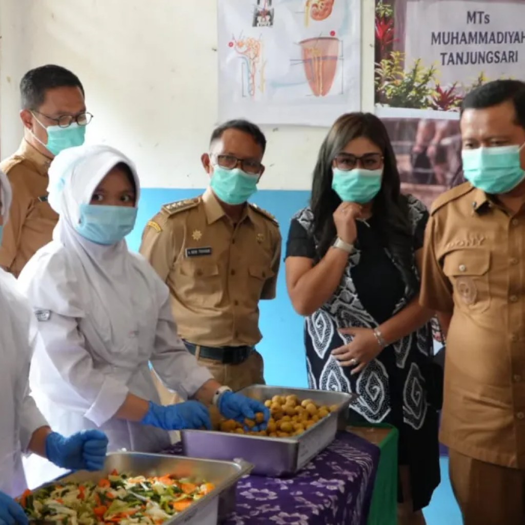 Bupati Dony Buka Akses Menu MBG ke Publik