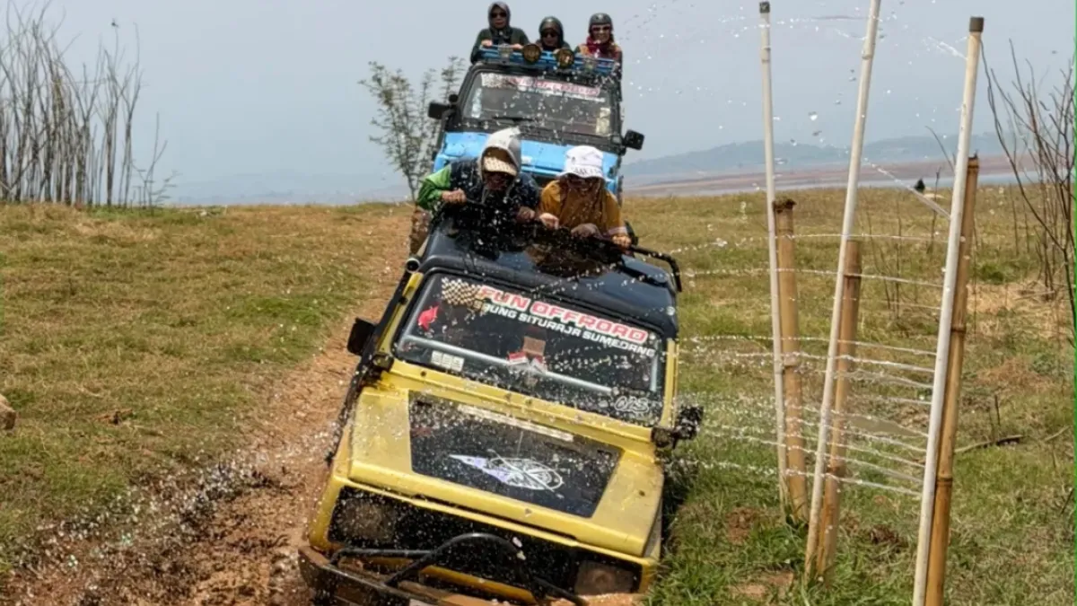 Jelajahi Keindahan Waduk Jatigede Sumedang dengan Jip Offroad